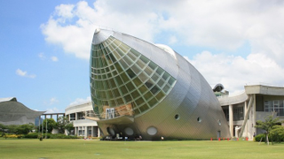 Illustration for article titled An Incredible Gallery of Buildings that Look Like Rocket Ships